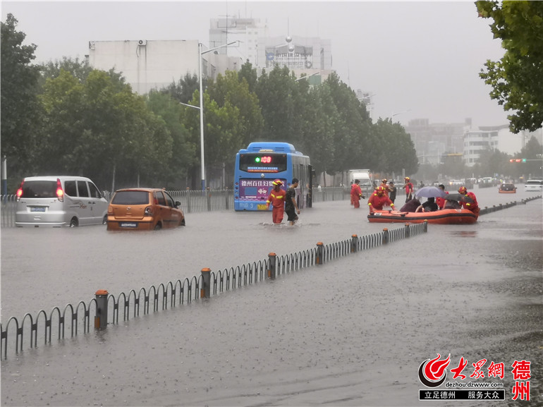 下午4点04分,在天衢路中国银行路口,消防员冒雨