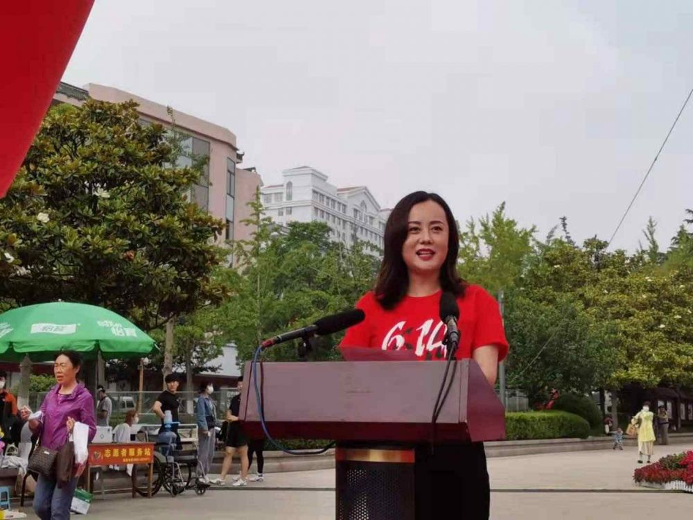 威海市无偿献血形象大使宋奕佳女士宣读《致全市爱心市民无偿献血倡议