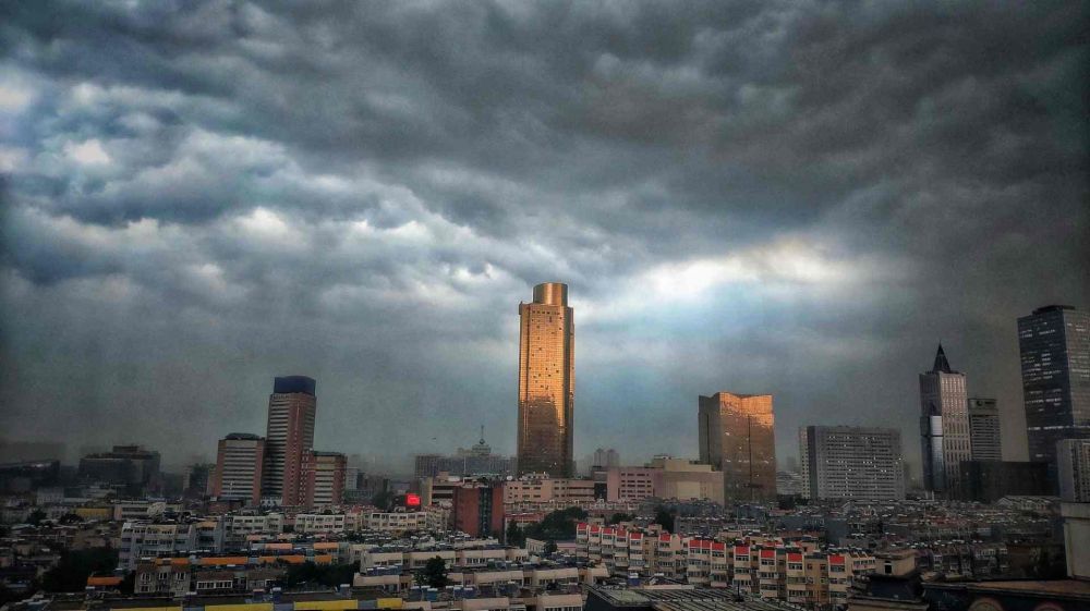 海报直播丨济南狂风骤起,短时强降水和冰雹来袭